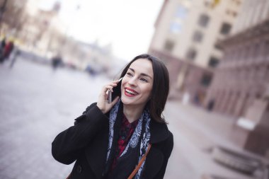 Akıllı Telefonla Konuşan Kadın