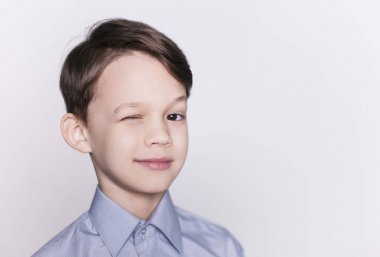 küçük çocuk göz kırpıyor