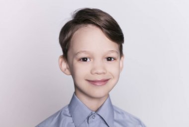 Gülümseyen küçük çocuk