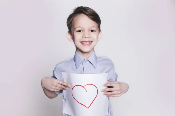 Niño pequeño con el signo del corazón —  Fotos de Stock