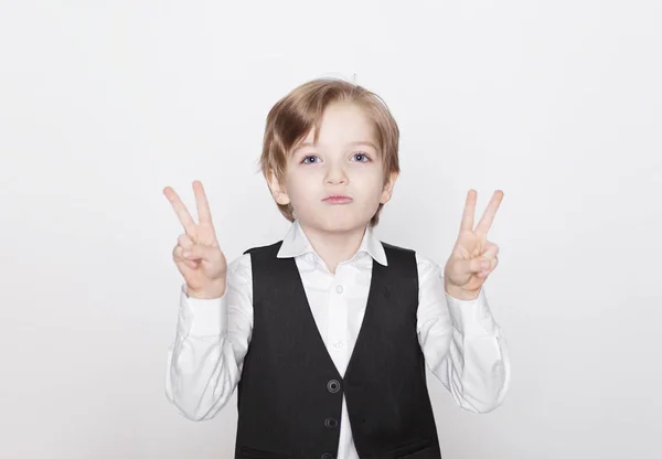 Μικρό αγόρι χειρονομία νίκη προβολή — Φωτογραφία Αρχείου