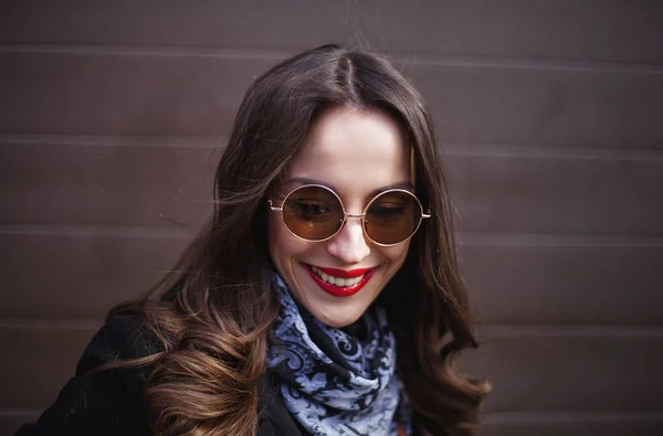 Mulher em óculos de sol elegantes — Fotografia de Stock