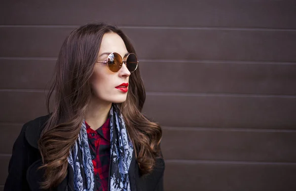 Vrouw in stijlvolle zonnebril — Stockfoto