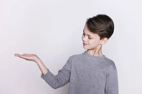 Ragazzo mostrando qualcosa sul suo palmo — Foto Stock