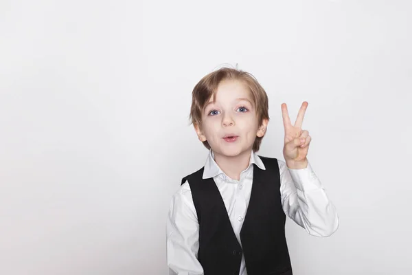 Pequeño niño mostrando gesto de victoria — Foto de Stock