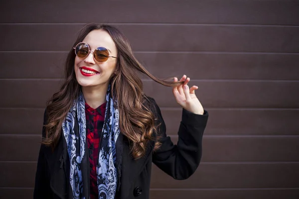 Vrouw in stijlvolle zonnebril — Stockfoto