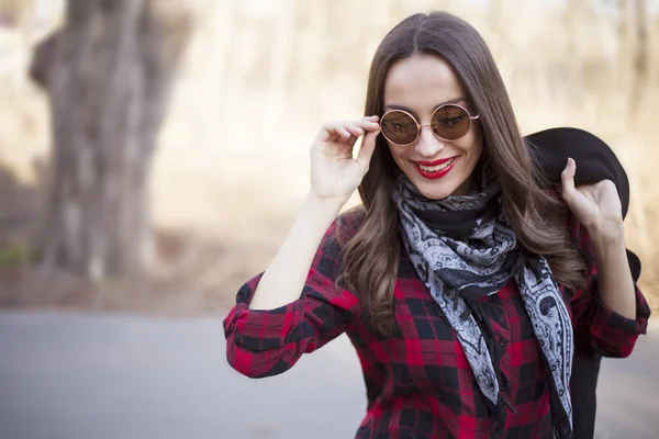 Mujer joven con estilo — Foto de Stock