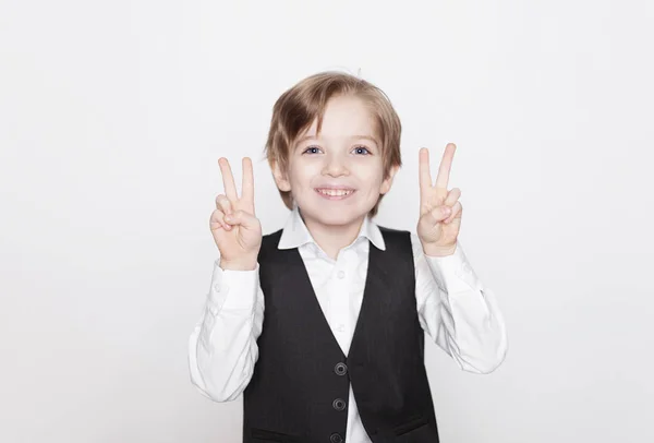 Pequeño niño mostrando gesto de victoria —  Fotos de Stock