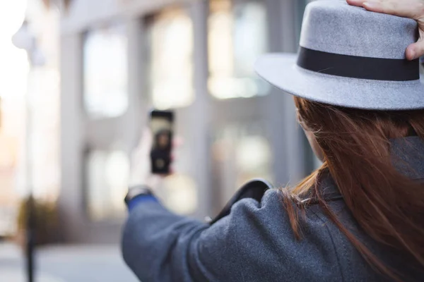 Młoda kobieta robi selfie — Zdjęcie stockowe