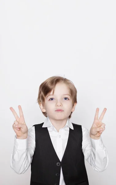 Pequeño niño mostrando gesto de victoria — Foto de Stock