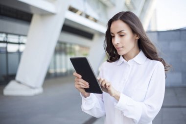 dijital tablet kullanan kadın