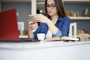 Akıllı telefon kullanan kadın