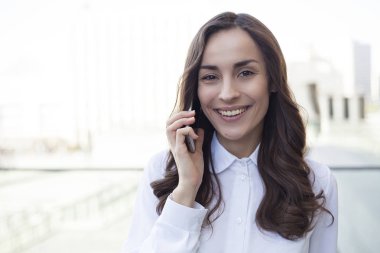 İş kadını cep telefonuyla konuşuyor