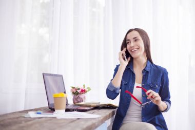 İş kadını telefonda konuşuyor.