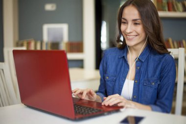 Dizüstü bilgisayar kullanan kadın