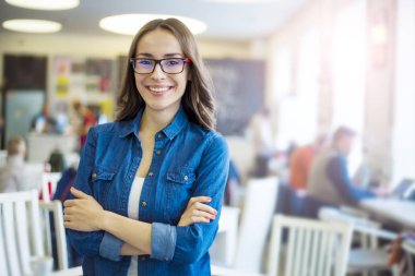 çapraz kolları olan genç kadın