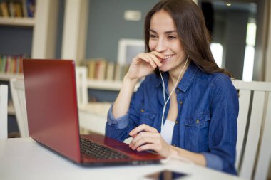 Dizüstü bilgisayar kullanan kadın