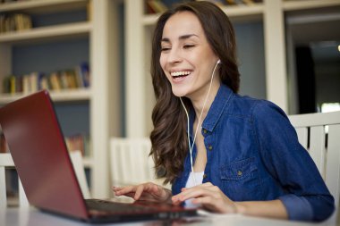 Dizüstü bilgisayar kullanan kadın