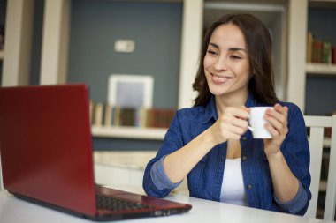 Dizüstü bilgisayar kullanan kadın