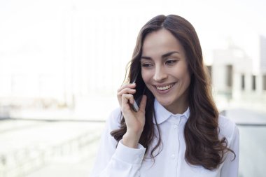 İş kadını cep telefonuyla konuşuyor