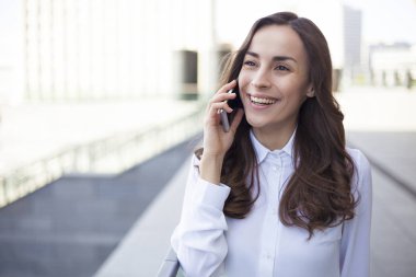 İş kadını cep telefonuyla konuşuyor