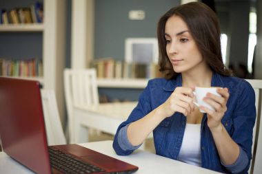 Dizüstü bilgisayar kullanan kadın