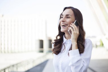 İş kadını cep telefonuyla konuşuyor