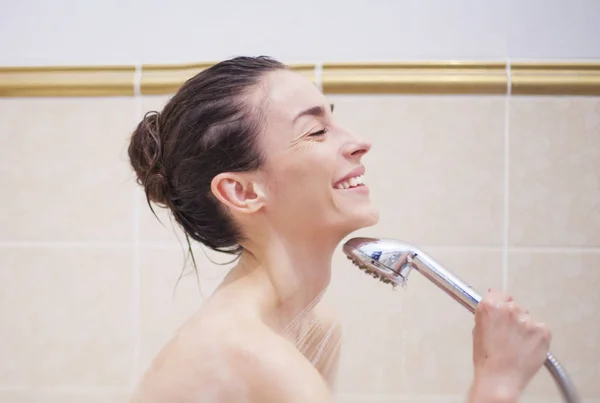 妇女洗澡 — 图库照片
