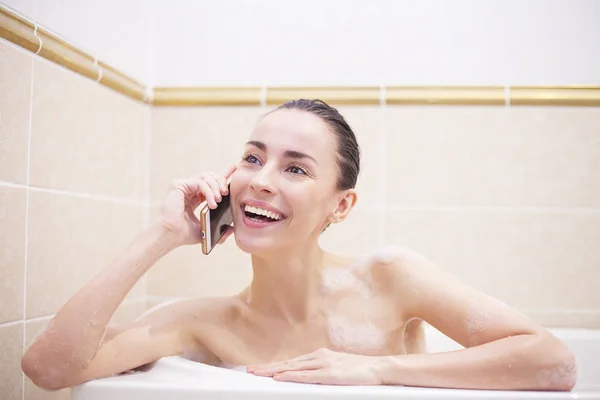 Frau badet — Stockfoto