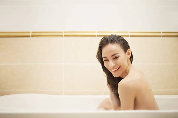 Жінка прийняття ванни — стокове фото