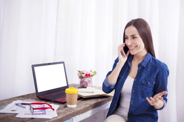 Mujer de negocios hablando por teléfono — Foto de Stock