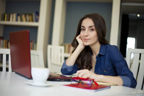 Donna sorridente con laptop — Foto Stock