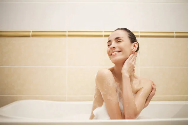 Женщина принимает ванну — стоковое фото