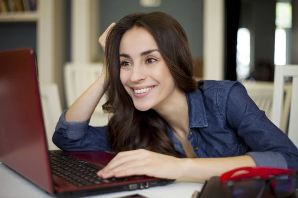 Χαμογελαστή γυναίκα με φορητό υπολογιστή — Φωτογραφία Αρχείου