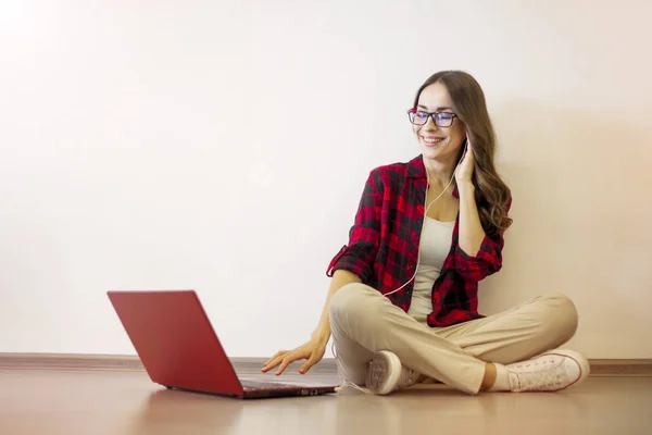 Donna utilizzando il computer portatile — Foto Stock