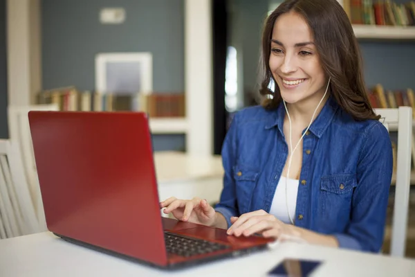 Donna utilizzando il computer portatile — Foto Stock