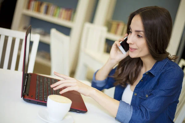 Donna che parla sul cellulare — Foto Stock