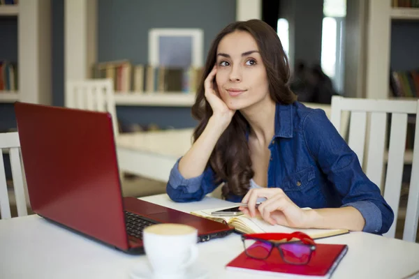 Donna sorridente con laptop — Foto Stock