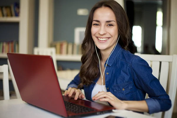 Donna utilizzando il computer portatile — Foto Stock