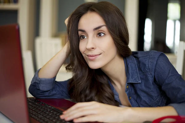 Donna sorridente con laptop — Foto Stock