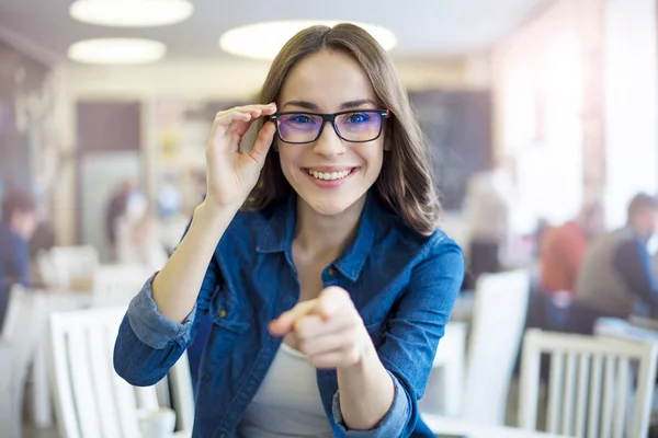 Mujer en gafas apuntando —  Fotos de Stock