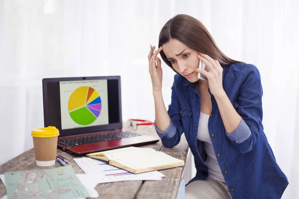 Businesswoman talking on the phone — Stock Photo, Image