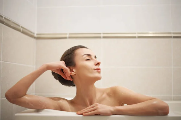 Жінка прийняття ванни — стокове фото