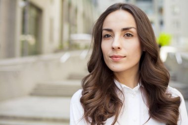 Sokakta duran güzellik kadın