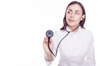 Beyaz elbise içinde genç doktor