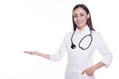Steteskoplu genç doktor.