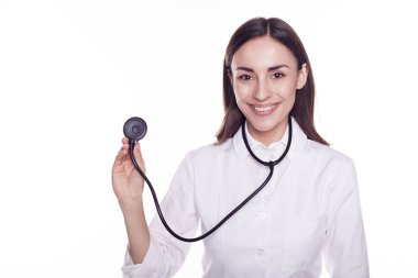 Beyaz elbise içinde genç doktor