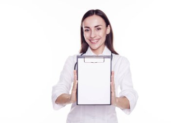 Yapılacaklar listesi ile genç doktor 