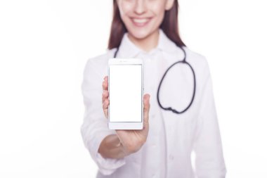 Genç doktor holding smartphone