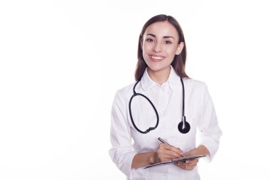 Beyaz elbise içinde genç doktor